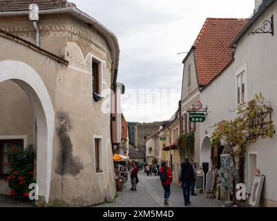 Wachau, Autriche - 26 octobre 2023 : rue pavée bordée de charmants bâtiments à Wachau, Autriche. Banque D'Images