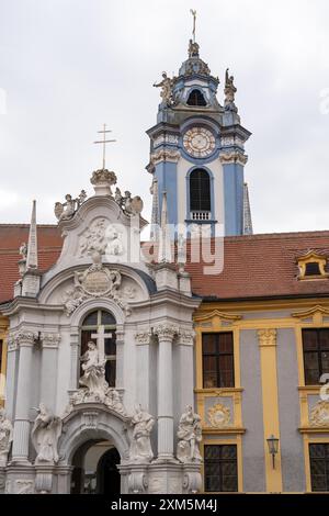 Wachau, Autriche - 26 octobre 2023 : façade d'église ornée à Wachau, Autriche, avec une tour de l'horloge et des sculptures complexes. Banque D'Images