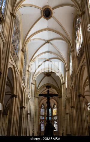 Allemagne - 6 novembre 2023 : un plafond voûté complexe avec des vitraux illumine l'intérieur d'une grande cathédrale allemande. Banque D'Images