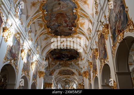 Allemagne - 6 novembre 2023 : des détails ornés d'or et des scènes peintes ornent le plafond voûté d'une église allemande. Banque D'Images