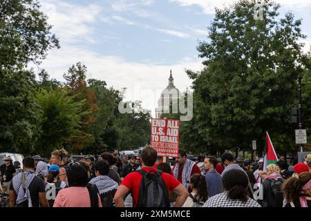 Pékin, États-Unis. 24 juillet 2024. Les manifestants se rassemblent à la station Union près du Capitole des États-Unis à Washington, DC, États-Unis, le 24 juillet 2024. Le premier ministre israélien Benjamin Netanyahu s’est adressé mercredi au Congrès américain. Devant le Capitole des États-Unis et à la station Union de Washington, des centaines de manifestants se sont rassemblés pour protester contre la visite de Netanyahu aux États-Unis, exigeant que Washington cesse son aide militaire à Israël. Crédit : HU Yousong/Xinhua/Alamy Live News Banque D'Images