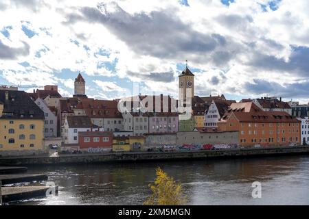 Ratisbonne, Allemagne - 06 novembre 2023 : vue pittoresque d'une ville historique de Ratisbonne, Allemagne. L'horizon est dominé par des bâtiments colorés Banque D'Images