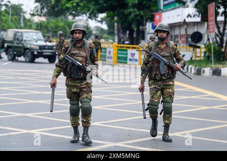 Dhaka, Bangladesh. 20 juillet 2024. Des soldats bangladais patrouillent pendant le couvre-feu national. Le gouvernement du Bangladesh a imposé un couvre-feu national le 20 juillet 2024, en raison de l'escalade de la violence et des manifestations. À partir du 24 juillet 2024, le Bangladesh a assoupli le couvre-feu national après les manifestations meurtrières de la semaine dernière, permettant au secteur clé de l'exportation de vêtements et aux banques de rouvrir alors que le gouvernement tente de remettre l'économie sur les rails et d'endiguer la baisse des réserves de change. Crédit : SOPA images Limited/Alamy Live News Banque D'Images