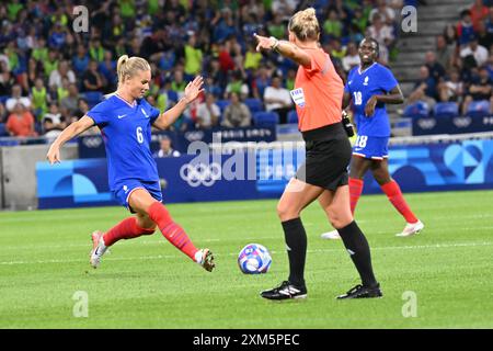 Decines Charpieu, France. 25 juillet 2024. Amandine Henry (France), Football, Groupe féminin A entre la France et la Colombie lors des Jeux Olympiques de Paris 2024 le 25 juillet 2024 au stade Groupama de Decines-Charpieu près de Lyon - photo Frederic Chambert/Panoramic/DPPI Media Credit : DPPI Media/Alamy Live News Banque D'Images