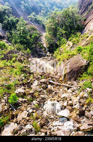Vue sur une gorge dans les montagnes et une petite cascade Banque D'Images
