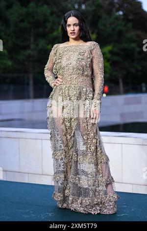 Paris, France. 26 juillet 2024. Rosalia posant pour des photos sur le tapis rouge lors du Prélude aux Jeux Olympiques organisé à la Fondation Louis Vuitton à Paris, France, le 25 juillet 2024. (Photo par Anthony Behar/Sipa USA) crédit : Sipa USA/Alamy Live News Banque D'Images