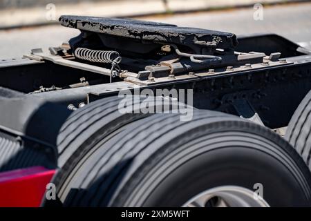 Tracteur semi-remorque rouge porteur industriel avec attelage de sellette lubrifié et pneus neufs fonctionnant sans semi-remorque sur la route Banque D'Images