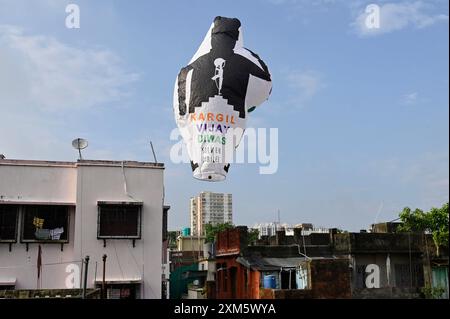 Kolkata, Inde. 25 juillet 2024. KOLKATA, INDE - JUILLET 25 : les gens volent une montgolfière spéciale pour marquer le 25e anniversaire de la guerre de Kargil le 25 juillet 2024 à Kolkata, en Inde. (Photo de Samir Jana/Hindustan Times/Sipa USA) crédit : Sipa USA/Alamy Live News Banque D'Images