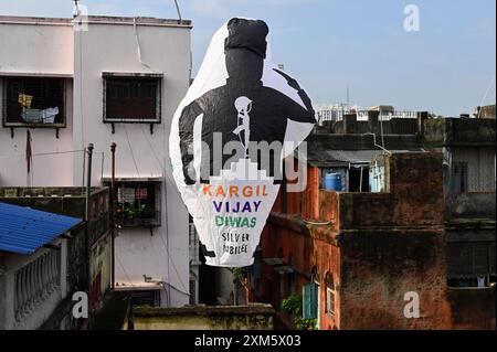 Kolkata, Inde. 25 juillet 2024. KOLKATA, INDE - JUILLET 25 : les gens volent une montgolfière spéciale pour marquer le 25e anniversaire de la guerre de Kargil le 25 juillet 2024 à Kolkata, en Inde. (Photo de Samir Jana/Hindustan Times/Sipa USA) crédit : Sipa USA/Alamy Live News Banque D'Images