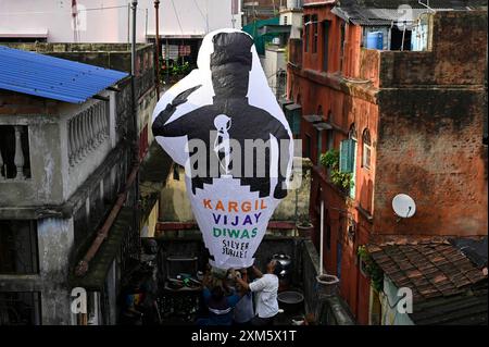 Kolkata, Inde. 25 juillet 2024. KOLKATA, INDE - JUILLET 25 : les gens volent une montgolfière spéciale pour marquer le 25e anniversaire de la guerre de Kargil le 25 juillet 2024 à Kolkata, en Inde. (Photo de Samir Jana/Hindustan Times/Sipa USA) crédit : Sipa USA/Alamy Live News Banque D'Images