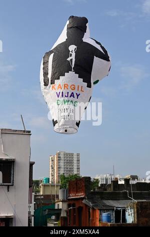 Kolkata, Inde. 25 juillet 2024. KOLKATA, INDE - JUILLET 25 : les gens volent une montgolfière spéciale pour marquer le 25e anniversaire de la guerre de Kargil le 25 juillet 2024 à Kolkata, en Inde. (Photo de Samir Jana/Hindustan Times/Sipa USA) crédit : Sipa USA/Alamy Live News Banque D'Images