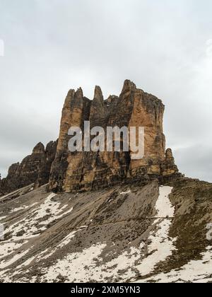 Snowy Tre Cime circuit Trail avec des sommets des Dolomites émergeant à travers la brume brumeuse en juin. Banque D'Images