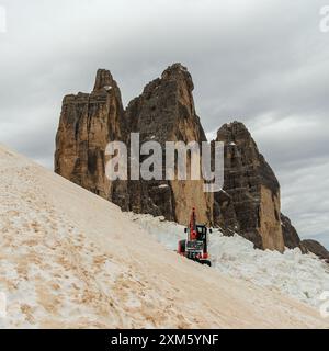 Circuit de tre Cime en juin : terrain enneigé et sommets des Dolomites à travers les nuages imprévisibles Banque D'Images