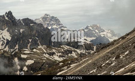 Circuit Tre Cime en juin : neige et nuages se combinent pour révéler la beauté sauvage des sommets des Dolomites Banque D'Images