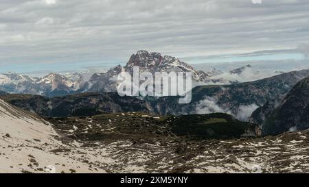 Dolomites émergeant dans le brouillard : sentier enneigé du circuit Tre Cime en juin Banque D'Images