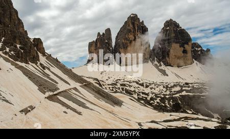 Circuit Tre Cime en juin : neige et brouillard transformant les Dolomites en un paysage alpin mystique Banque D'Images