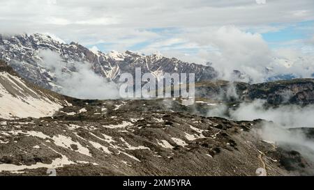 Circuit tre Cime en juin : neige et brouillard imprévisible créant une atmosphère éthérée autour des Dolomites Banque D'Images