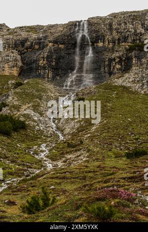 Circuit de tre Cime en juin : sentiers enneigés et Dolomites apparaissant à travers la brume imprévisible Banque D'Images