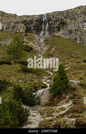 Randonnée dans la neige et le brouillard sur le circuit de Tre Cime, avec des sommets des Dolomites émergeant à travers les nuages. Banque D'Images