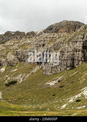 Circuit tre Cime en juin : mélange de neige et de brume pour révéler les superbes sommets des Dolomites Banque D'Images