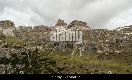 Dolomites en juin : circuit enneigé de Tre Cime avec des pics émergeant de la brume pour une vue épique Banque D'Images