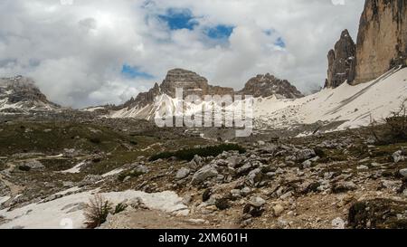 Beauté sauvage des Dolomites : le circuit de Tre Cime couvert de neige en juin avec des pics parfois révélés par la brume. Banque D'Images