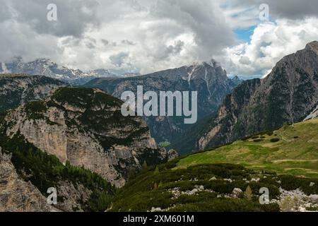 La beauté enneigée des Dolomites sur le Tre Cime circuit Trail avec des sommets émergeant à travers la brume imprévisible Banque D'Images