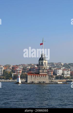 ISTANBUL, TURQUIE-05 NOVEMBRE 2021:la Tour de la jeune fille (turc : Kız Kulesi), également connue sous le nom de Tour de Léandre (Tour de Leandros) Banque D'Images