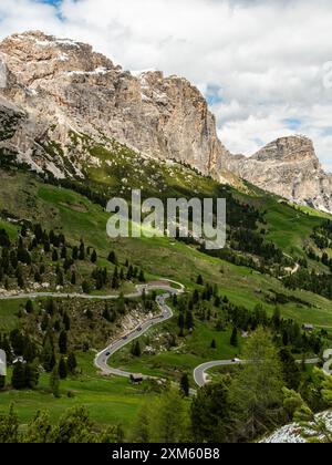 Embarquez pour un voyage le long de la route sinueuse à travers Gardena Pass, où chaque virage offre une vue imprenable sur le paysage accidenté des Dolomites Banque D'Images