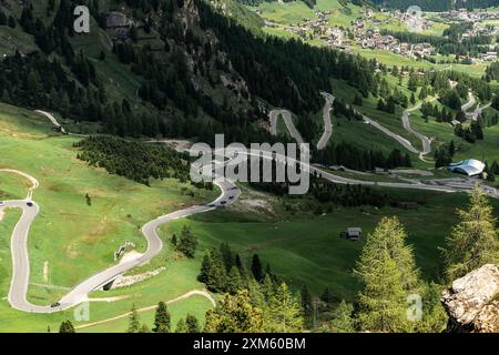Vivez le frisson de conduire la route serpentine à travers Gardena Pass, avec ses courbes étonnantes révélant la beauté spectaculaire des Dolomites. Banque D'Images