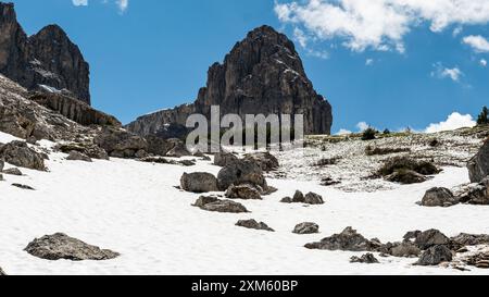 Découvrez la grandeur des Dolomites depuis le sentier Sella Group, offrant une vue imprenable sur les sommets majestueux et les vastes panoramas montagneux. Banque D'Images