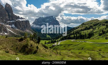 Vivez le frisson de la route sinueuse qui traverse le col de Gardena, menant au majestueux Piz Culac. Un voyage pittoresque avec des vues à couper le souffle vous attend! Banque D'Images