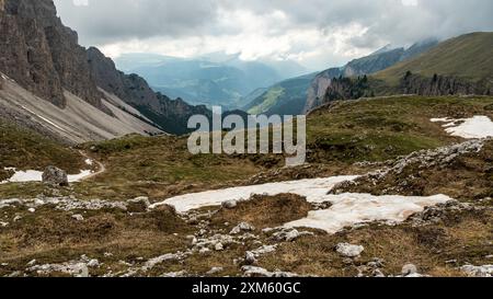 Découvrez la vue imprenable sur Selva di Val Gardena au loin, un spectacle serein de beauté naturelle encadré par les majestueux sommets de Val Val Banque D'Images