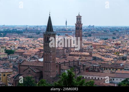 Émerveillez-vous devant l'élégance de Vérone depuis un point de vue aérien, où la beauté historique et culturelle de la ville est affichée dans un panorama à couper le souffle Banque D'Images