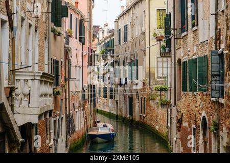 Découvrez les joyaux cachés de Venise en explorant ses charmantes rues, pleines de sites uniques et d'ambiance vénitienne authentique Banque D'Images