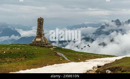 Dolomites en juin : circuit de Tre Cime enneigé avec nuages brumeux ajoutant à l'allure alpine. Banque D'Images