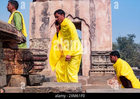 Rajasthan, Inde pèlerins allant prier dans un sanctuaire hindou Banque D'Images