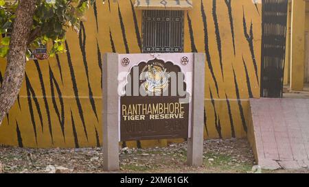 Rajasthan, Inde 14 février 2024 panneau d'entrée du parc national de la réserve de tigres de Ranthambore Banque D'Images