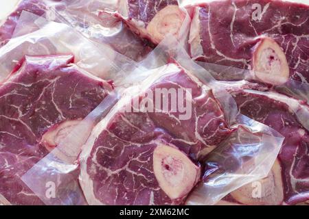 De nombreux emballages scellés sous vide bœuf biologique (osso buco) Banque D'Images