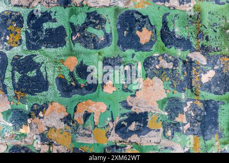 Vieux fond de mur de béton avec des carreaux carrés cassés en ruine sur plâtre vert clair Banque D'Images