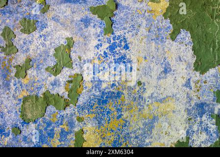 Texture d'un mur brisé Grunge abandonné avec peinture jaune pelée Banque D'Images