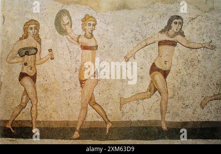 7246-1. Mosaïque romaine datant c. 4ème. C. AD. De Villa du Casali en Sicile, représentant des femmes pratiquant des activités sportives, également connues sous le nom de « bikini girls » Banque D'Images