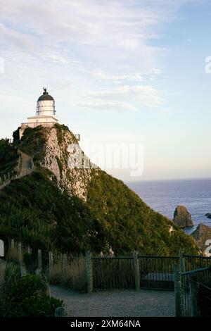 L'emblématique phare de Nugget point surplombant le vaste océan Banque D'Images