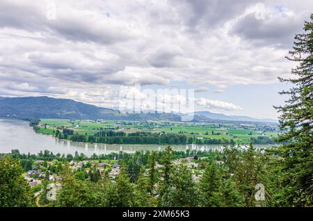 Vue de la ville de Mission avec le fleuve Fraser, la vallée verdoyante et les montagnes en arrière-plan - vallée du Fraser, Colombie-Britannique, Canada Banque D'Images