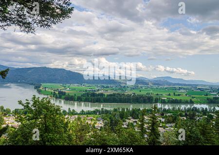 Vue de la ville de Mission avec le fleuve Fraser, la vallée verdoyante et les montagnes en arrière-plan - vallée du Fraser, Colombie-Britannique, Canada Banque D'Images