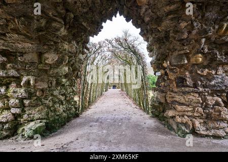 Chemin vers le Vieux Palais (Altes Schloss) au jardin de la cour de l'Ermitage (Hofgarten Hermitage) à Bayreuth, Allemagne Banque D'Images