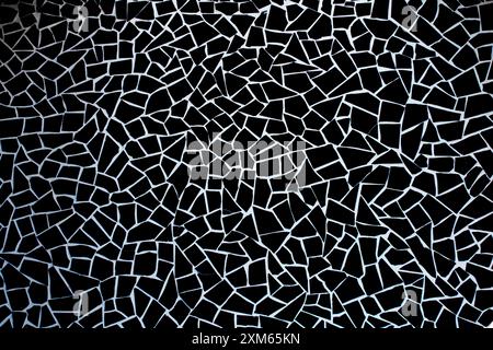 Superbe mosaïque noire et blanche aux formes angulaires. Parfait pour le design contemporain et les présentations artistiques. Banque D'Images