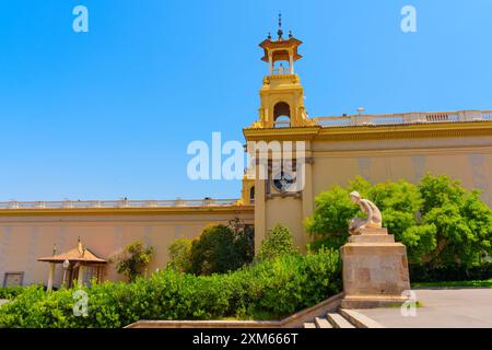 Barcelone, Espagne - 16 juillet 2024 : vue latérale intrigante du Palau Nacional avec des détails de jardin luxuriant sur un ciel bleu clair Banque D'Images