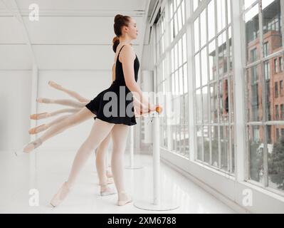 Groupe, ballet et danseur pour la remise en forme en studio pour les étirements de bar, l'exercice d'équilibre et la flexibilité du corps. Créatif, personnel et échauffement avec la formation Banque D'Images