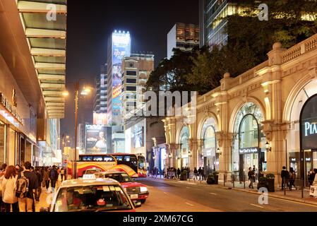 Magasins d'élite de luxe dans les rues de la ville de nuit Hong Kong Banque D'Images